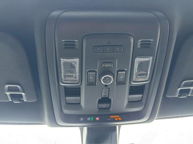 Photo of 2022 White Frost Tri-Coat GMC Yukon XL