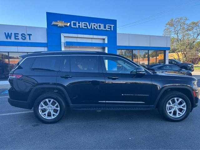 Photo of 2022 Diamond Black Jeep Grand Cherokee L