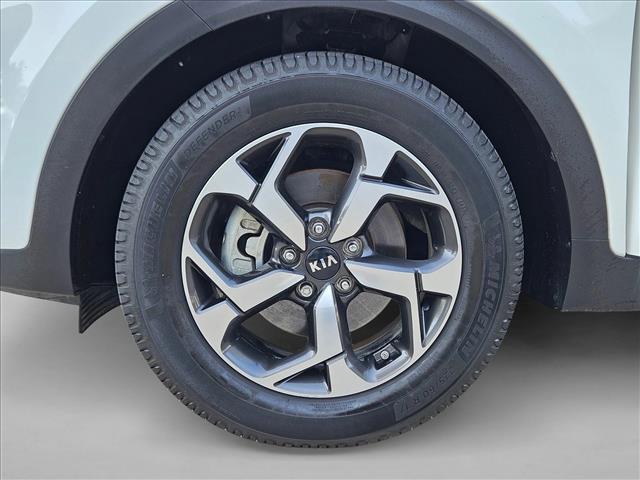 Photo of 2021 Clear White Kia Sportage