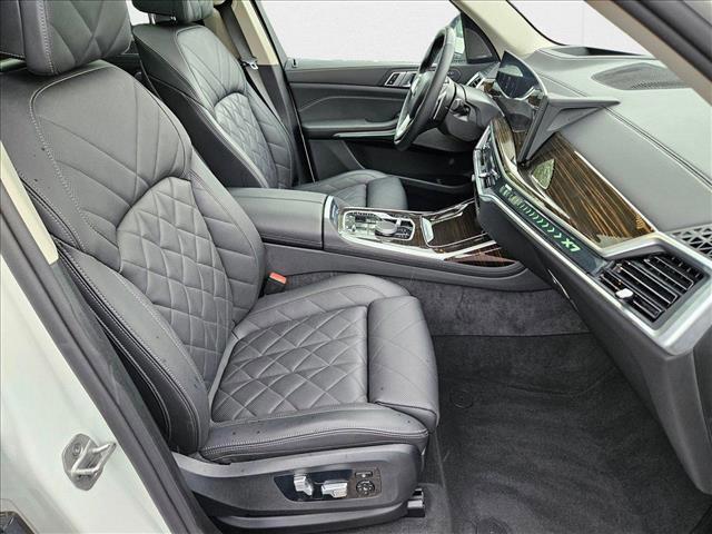 Photo of 2024 Alpine White BMW X7