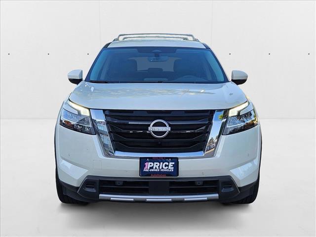Photo of 2024 Pearl White Tricoat Nissan Pathfinder
