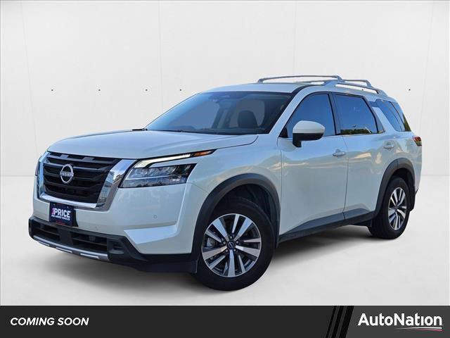 Photo of 2024 Pearl White Tricoat Nissan Pathfinder