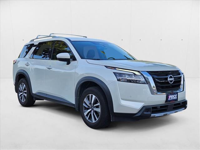 Photo of 2024 Pearl White Tricoat Nissan Pathfinder