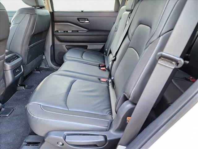 Photo of 2024 Pearl White Tricoat Nissan Pathfinder