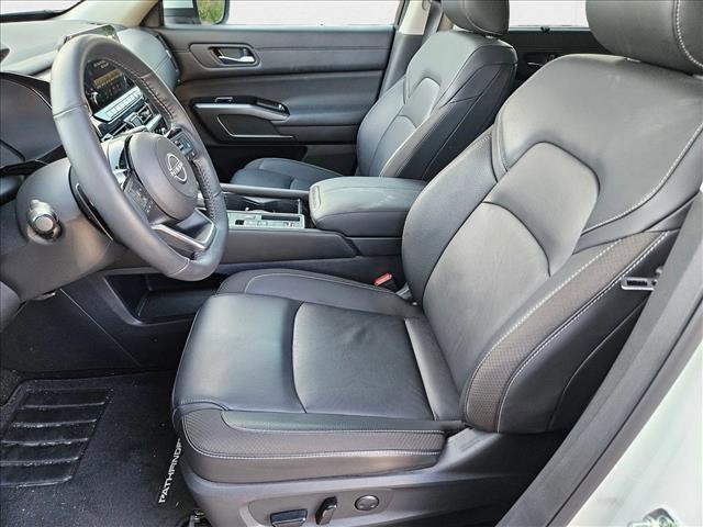 Photo of 2024 Pearl White Tricoat Nissan Pathfinder