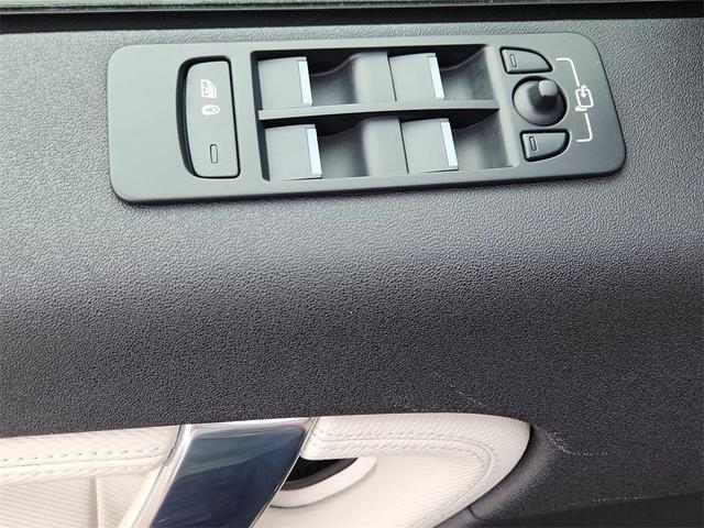 Photo of 2022 Portofino Blue Metallic Land Rover Discovery Sport
