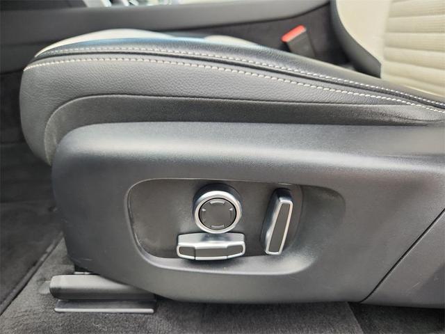 Photo of 2022 Portofino Blue Metallic Land Rover Discovery Sport