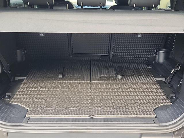 Photo of 2025 Pangea Green Metallic Land Rover Defender