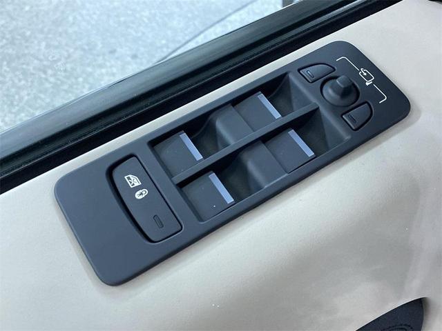 Photo of 2024 Varesine Blue Metallic Land Rover Discovery Sport