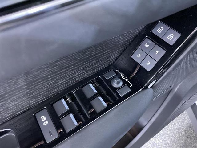 Photo of 2025 Fuji White Land Rover Range Rover Velar