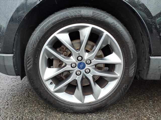 Photo of 2015 Tuxedo Black Metallic Ford Edge
