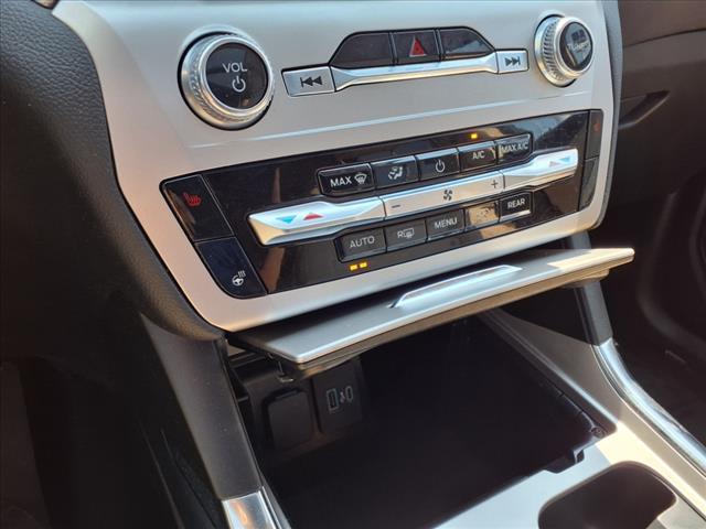 Photo of 2022 Star White Ford Explorer