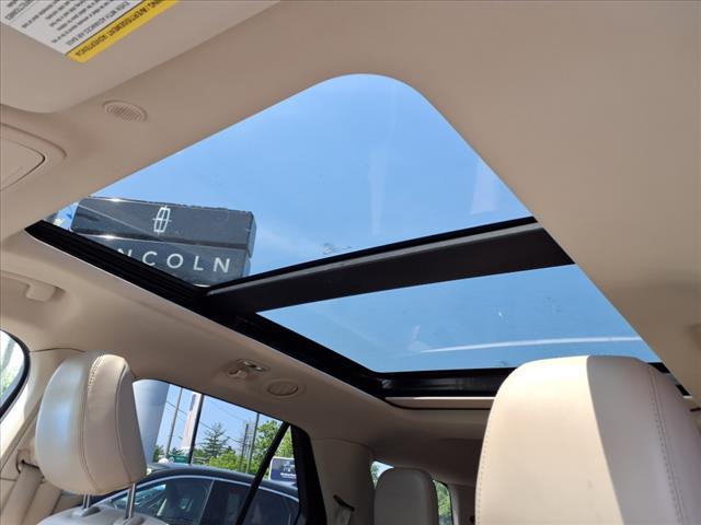 Photo of 2022 Star White Ford Explorer
