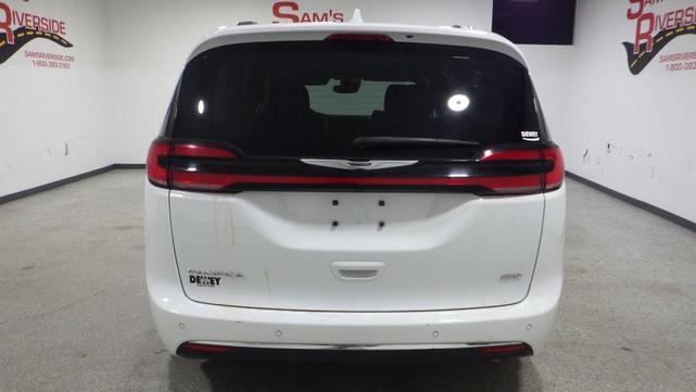 Photo of 2022 White Chrysler Pacifica