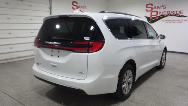 Photo of 2022 White Chrysler Pacifica