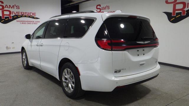 Photo of 2022 White Chrysler Pacifica