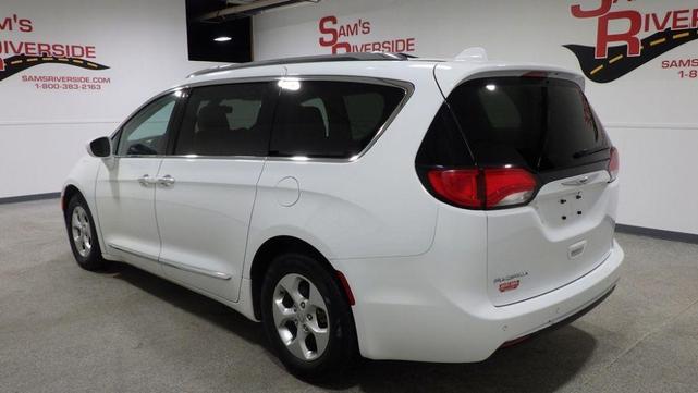 Photo of 2017 White Chrysler Pacifica