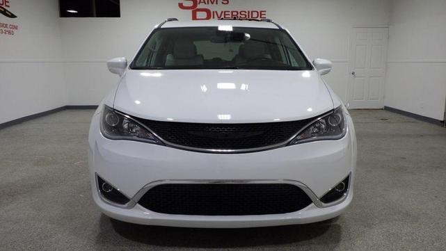 Photo of 2017 White Chrysler Pacifica