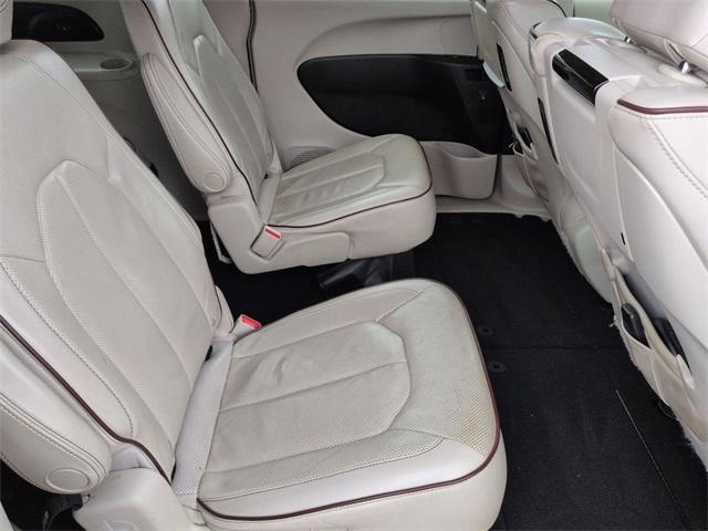 Photo of 2017 Brilliant Black Crystal Pearlcoat Chrysler Pacifica