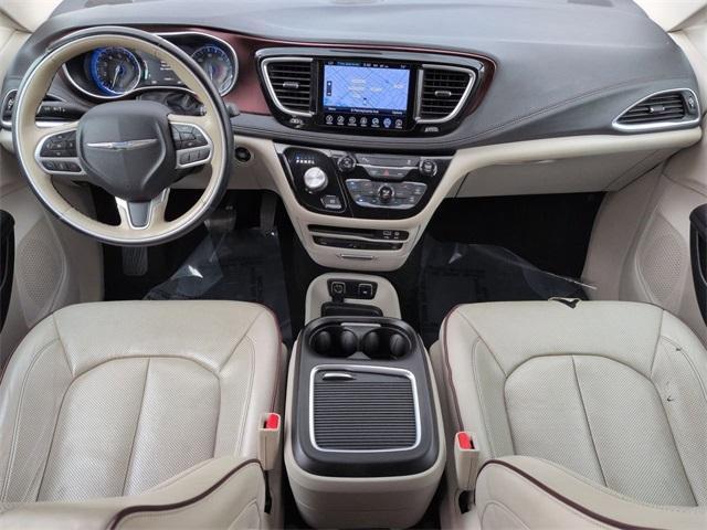 Photo of 2017 Brilliant Black Crystal Pearlcoat Chrysler Pacifica