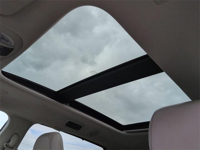 Photo of 2017 Brilliant Black Crystal Pearlcoat Chrysler Pacifica