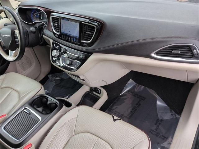 Photo of 2017 Brilliant Black Crystal Pearlcoat Chrysler Pacifica