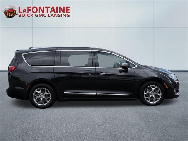 Photo of 2017 Brilliant Black Crystal Pearlcoat Chrysler Pacifica