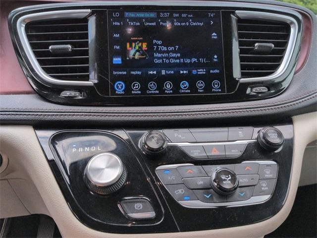 Photo of 2017 Brilliant Black Crystal Pearlcoat Chrysler Pacifica