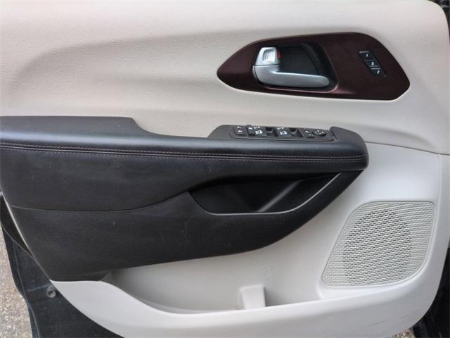 Photo of 2017 Brilliant Black Crystal Pearlcoat Chrysler Pacifica