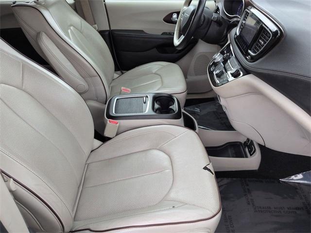 Photo of 2017 Brilliant Black Crystal Pearlcoat Chrysler Pacifica
