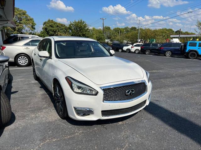 Photo of 2017 Majestic White INFINITI Q70L
