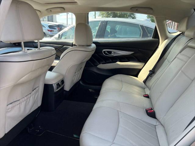 Photo of 2017 Majestic White INFINITI Q70L
