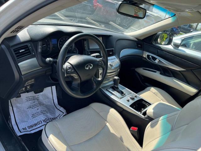 Photo of 2017 Majestic White INFINITI Q70L