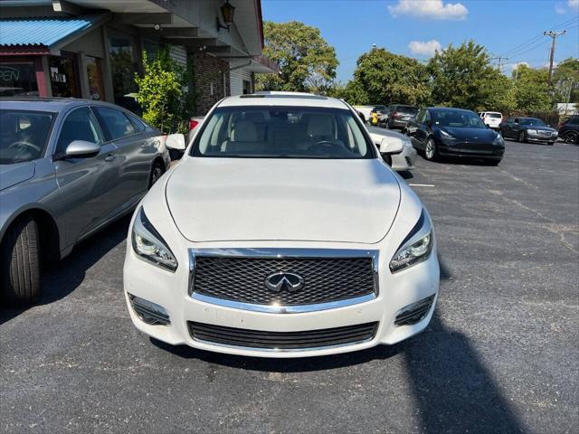 Photo of 2017 Majestic White INFINITI Q70L