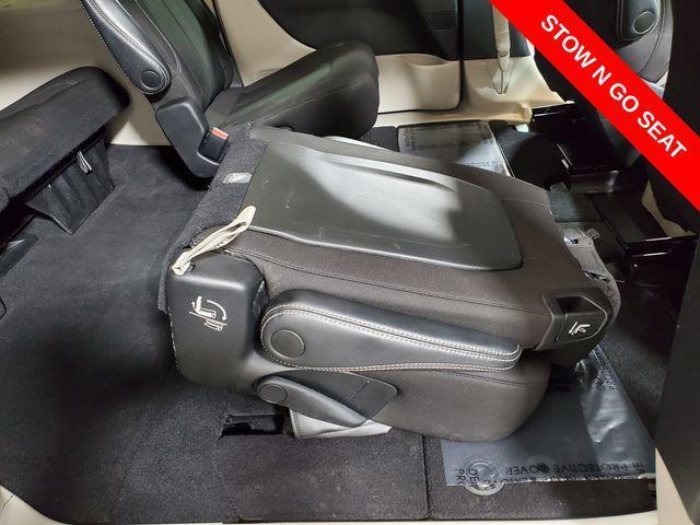 Photo of 2022 Brilliant Black Crystal Pearlcoat Chrysler Voyager