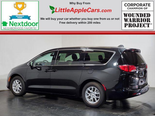 Photo of 2022 Brilliant Black Crystal Pearlcoat Chrysler Voyager