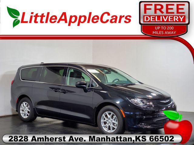Photo of 2022 Brilliant Black Crystal Pearlcoat Chrysler Voyager