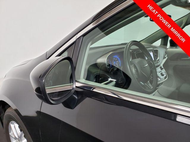 Photo of 2022 Brilliant Black Crystal Pearlcoat Chrysler Voyager