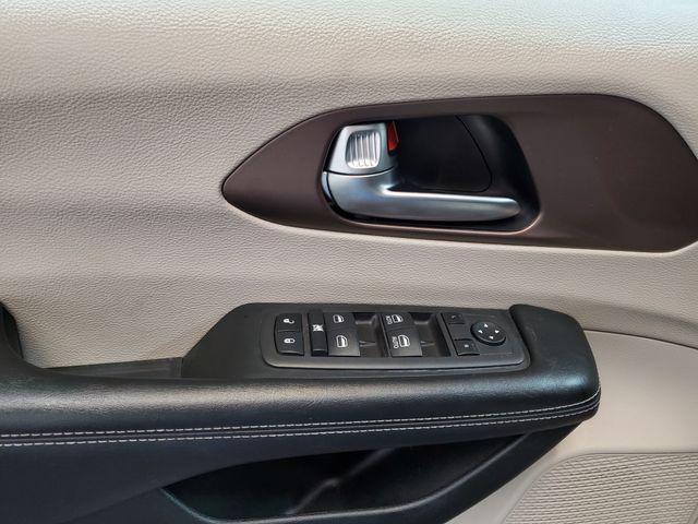 Photo of 2022 Brilliant Black Crystal Pearlcoat Chrysler Voyager