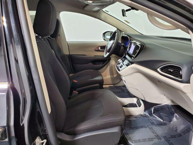 Photo of 2022 Brilliant Black Crystal Pearlcoat Chrysler Voyager