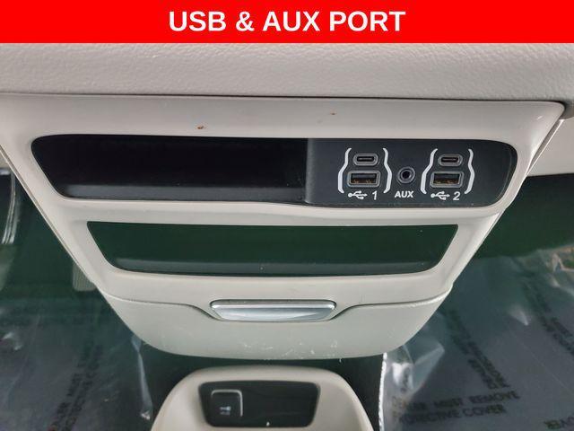 Photo of 2022 Brilliant Black Crystal Pearlcoat Chrysler Voyager