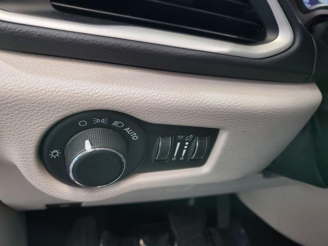 Photo of 2022 Brilliant Black Crystal Pearlcoat Chrysler Voyager