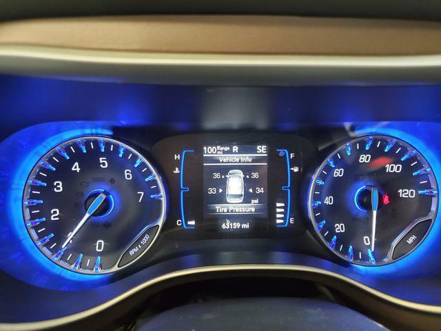 Photo of 2022 Brilliant Black Crystal Pearlcoat Chrysler Voyager