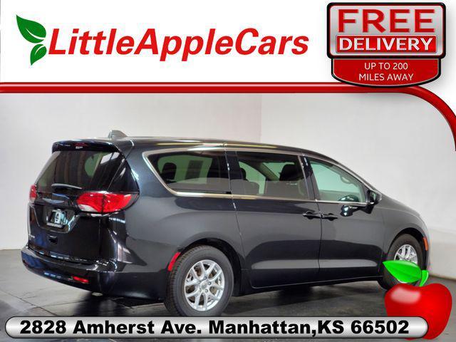 Photo of 2022 Brilliant Black Crystal Pearlcoat Chrysler Voyager