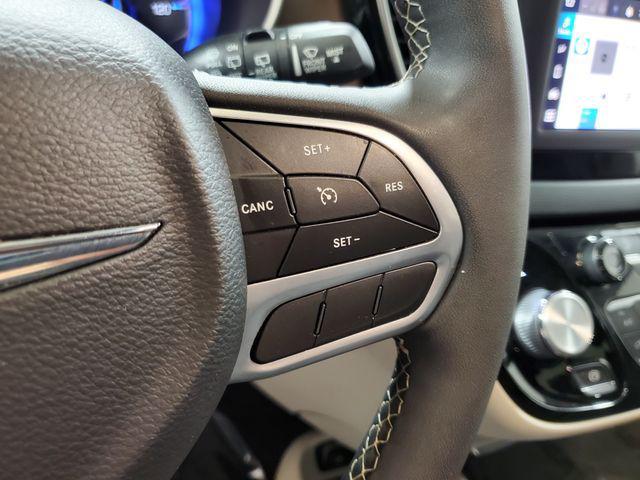 Photo of 2022 Brilliant Black Crystal Pearlcoat Chrysler Voyager