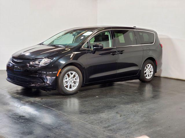 Photo of 2022 Brilliant Black Crystal Pearlcoat Chrysler Voyager