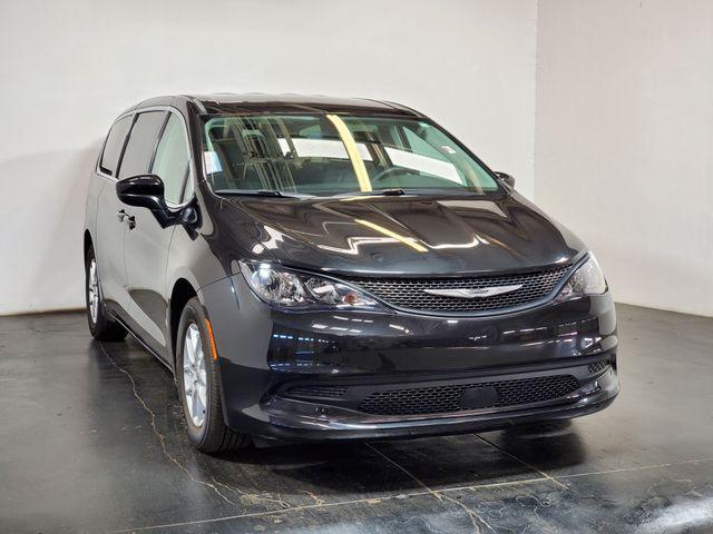 Photo of 2022 Brilliant Black Crystal Pearlcoat Chrysler Voyager