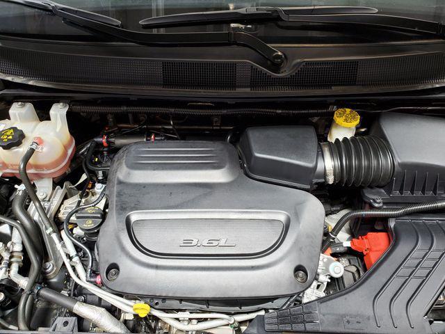 Photo of 2022 Brilliant Black Crystal Pearlcoat Chrysler Voyager