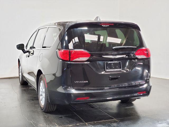 Photo of 2022 Brilliant Black Crystal Pearlcoat Chrysler Voyager