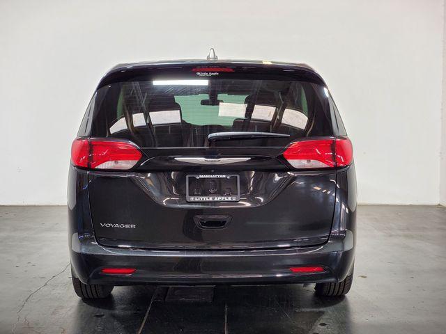 Photo of 2022 Brilliant Black Crystal Pearlcoat Chrysler Voyager